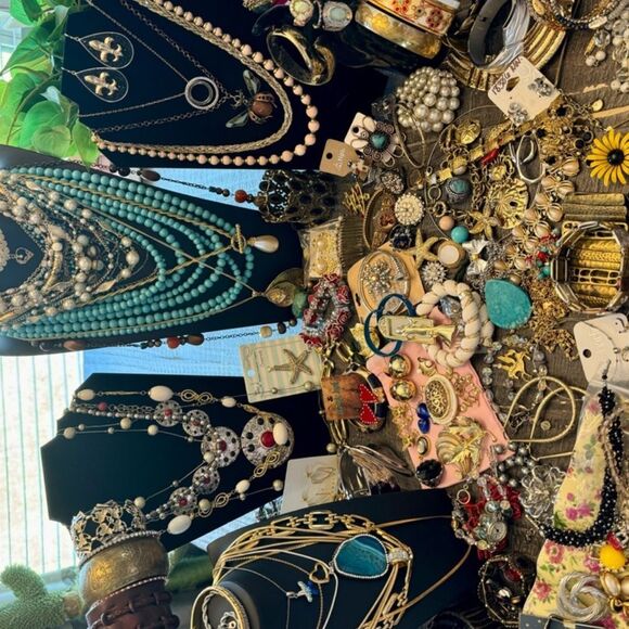 20% off all Jewelry Lots and if you purchase you get a free gift